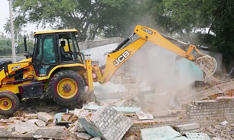 நெடுஞ்சாலையோர ஆக்கிரமிப்பு கடைகள் அகற்றம்