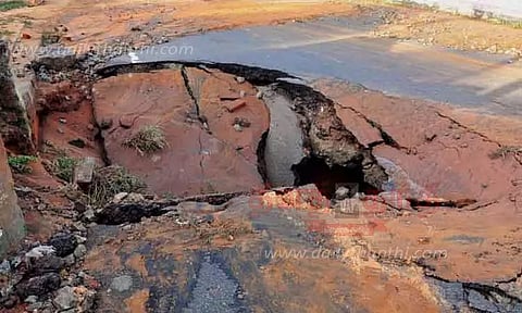 ராட்சத குடிநீர் குழாய் உடைந்து சாலையில் பெரிய பள்ளம்