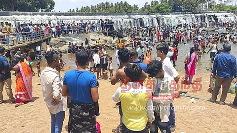 ஆடிப்பெருக்கையொட்டி கொடிவேரி அணையில் குவிந்த சுற்றுலா பயணிகள்