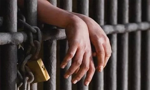 நட்பாக பேசி மது கொடுத்து அமெரிக்க பெண் பலாத்காரம்: 2 வாலிபர்கள் கைது