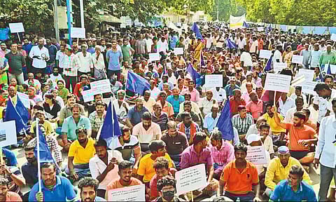 கொசஸ்தலை ஆற்றில் மின்கோபுரம் அமைக்க எதிர்ப்பு; எண்ணூரில் 8 கிராம மக்கள் போராட்டம் - கடைகள் அடைப்பு