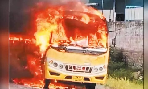 பேரம்பாக்கம் அருகே சாலையில் சென்ற கல்லூரி பஸ்சில் திடீர் தீ விபத்து - 13 மாணவர்கள் அதிர்ஷ்டவசமாக உயிர் தப்பினர்