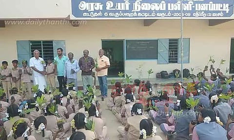 மாணவ-மாணவிகளுக்கு மரக்கன்று வினியோகம்