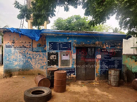 பழுதடைந்த ரேஷன் கடை கட்டிடத்தை இடிக்க வேண்டும்