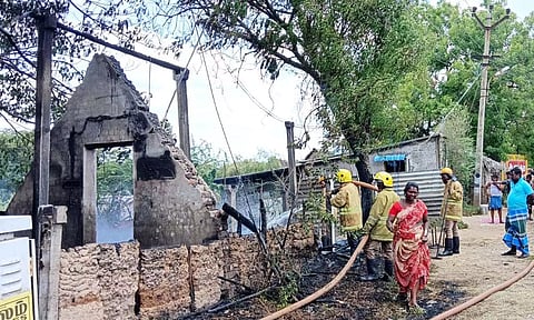 2 குடிசை வீடுகள் எரிந்து சாம்பல்