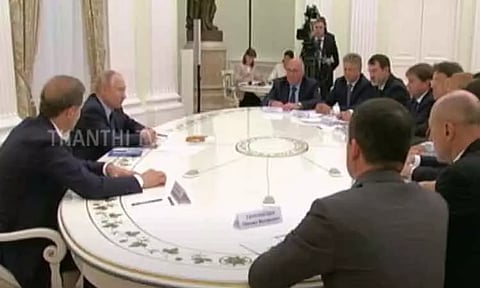 உள்நாட்டில் தயாரிக்கப்பட்ட கார்களை மட்டும் தான் பயன்படுத்த வேண்டும் - ரஷிய அதிகாரிகளுக்கு புதின் அதிரடி உத்தரவு