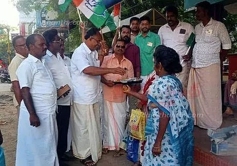 ராகுல் காந்தியின் தண்டனை நிறுத்தி வைப்பு: காங்கிரசார் இனிப்பு வழங்கி கொண்டாட்டம்