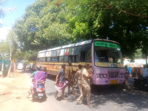 அரசு, தனியார் பஸ் டிரைவர், கண்டக்டர்களுக்கு இடையே தகராறு