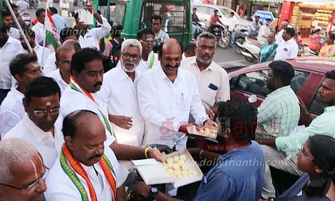 காங்கிரசார் இனிப்பு வழங்கி கொண்டாட்டம்