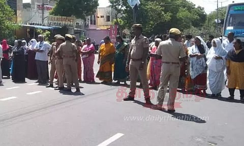 ஆக்கிரமிப்பை அகற்றக்கோரி பொதுமக்கள் மறியல்