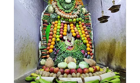 கோவில்களில் அம்மனுக்கு சிறப்பு அலங்காரம்