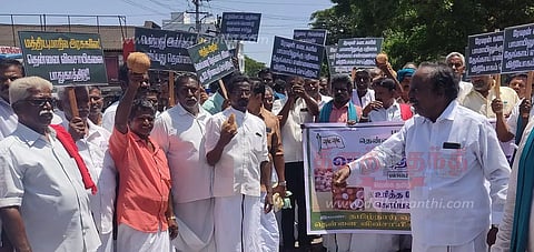 தென்னை விவசாயிகள் ஆர்ப்பாட்டம்