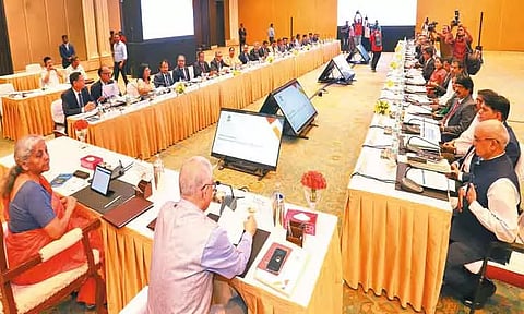 தென்மாநிலங்களில் செயல்படும் கிராமப்புற வங்கிகளின் செயல்பாடு குறித்து மத்திய நிதி மந்திரி ஆய்வு