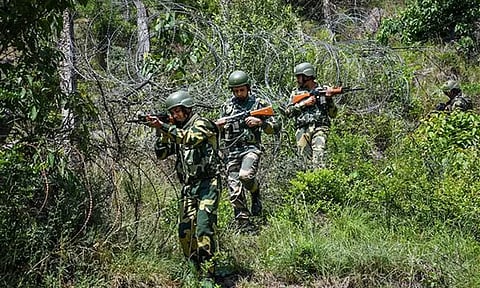 காஷ்மீரில் பயங்கரவாதிகளுடன் நடைபெற்ற என்கவுண்ட்டரில் 3 ராணுவ வீரர்கள் வீர மரணம்