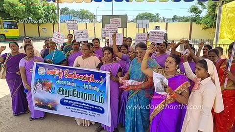 நாகையில், பெண்கள் கூட்டமைப்பினர் ஆர்ப்பாட்டம்