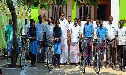 பள்ளி மாணவர்களுக்கு இலவச சைக்கிள்
