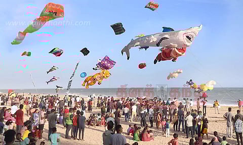 குமரியில் 2-வது நாளாக நடந்தது: சங்குத்துறை கடற்கரையில் காற்றாடி திருவிழா; குடும்பம், குடும்பமாக வந்து கண்டுகளித்த மக்கள்