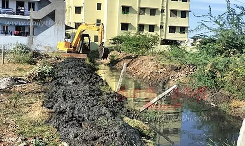 13 வாய்க்கால்களை சுத்தம் செய்யும் பணி தீவிரம்