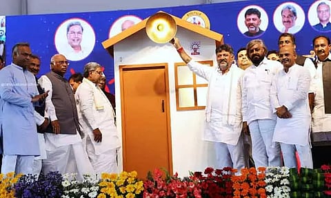 பணக்காரர்களின் பல கோடி ரூபாய் கடனை தள்ளுபடி செய்யும் போது, ஏழைகளுக்கு இலவசங்கள் வழங்கினால் அரசு திவாலாகி விடுமா? பா.ஜனதாவுக்கு, டி.கே.சிவக்குமார் கேள்வி