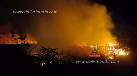 அந்தியூர் அருகே கரும்பு காட்டில் தீ விபத்து