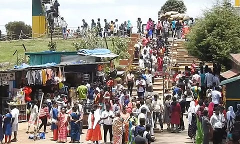 விடுமுறை தினம்; கொடைக்கானலில் குவிந்த சுற்றுலா பயணிகள்..!