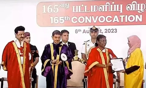 சென்னை பல்கலைக்கழக பட்டமளிப்பு விழா: மாணவர்களுக்கு பட்டங்களை வழங்கினார் ஜனாதிபதி திரவுபதி முர்மு