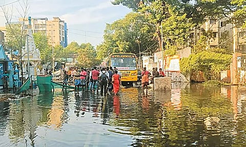 புளியந்தோப்பு பெரம்பூர் பேரக்ஸ் சாலையில் ஆறாக ஓடிய கழிவுநீர் - போக்குவரத்து கடும் பாதிப்பு