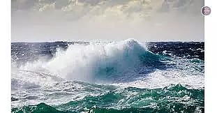 கடலில் படகு கவிழ்ந்து 2 மீனவர்கள் மாயம்; தேடும் பணி தீவிரம்