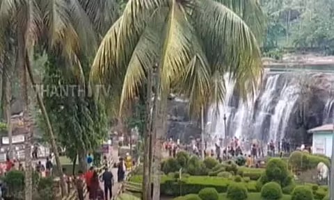 வார விடுமுறையையொட்டி திற்பரப்பு அருவியில் குவிந்த சுற்றுலா பயணிகள்