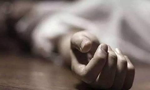 மனைவியுடன் தொடர்பு இருப்பதாக சந்தேகம்: பைக்கில் சென்று கொண்டிருந்தவர் மீது காரால் மோதிய நபர் - பின்னால் இருந்தவர் உயிரிழப்பு