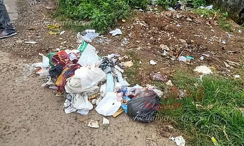 பொது இடத்தில் கொட்டப்பட்ட மருத்துவ கழிவுகள்