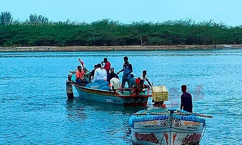 மீன்பிடி படகுகளில் சுற்றுலா பயணிகள் சவாரி