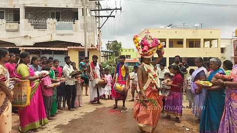 ஓசூர் நாகம்மா கோவிலில் ஆடி திருவிழாபக்தர்கள் கரகம் எடுத்து நேர்த்திக்கடன் செலுத்தினர்