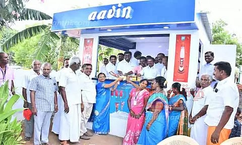 கூட்டுறவு சங்கத்தில் ஆவின் பாலகம்