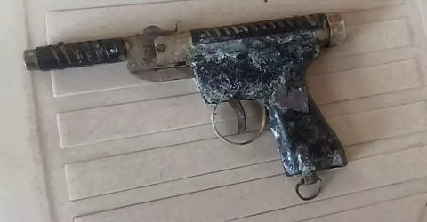 சிறுவர்கள் விரித்த வலையில் சிக்கிய கைத்துப்பாக்கி