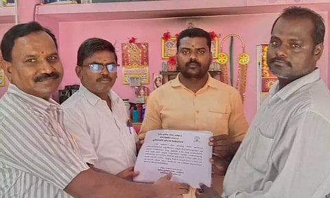 மாணவர்களுக்கு வித்தியாசமான முறையில் சிகை அலங்காரம் செய்யாதீர்கள்