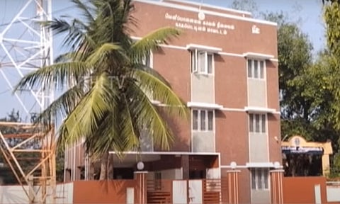 நாகையில் ஹெல்மெட் அணியாமல் இருசக்கர வாகனத்தை ஓட்டிச்சென்ற எஸ்.ஐ-க்கு அபராதம் விதித்த எஸ்.பி.