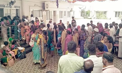 புற நோயாளிகள் சீட்டு வழங்குமிடத்தில் நீண்ட வரிசையில் காத்திருக்கும் அவலம்