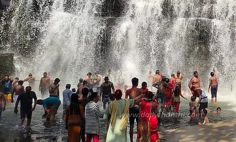 திற்பரப்பு அருவியில் சுற்றுலா பயணிகள் குவிந்தனர்