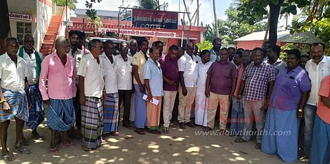 கோவில் செயல் அலுவலர் மீது நடவடிக்கை எடுக்கக்கோரிதலைவாசல் போலீஸ் நிலையத்தை முற்றுகையிட்ட பொதுமக்கள்