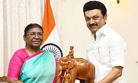 ஜனாதிபதி திரௌபதி முர்முவுக்கு நினைவுப் பரிசு வழங்கினார் முதல் அமைச்சர் மு.க.ஸ்டாலின்!