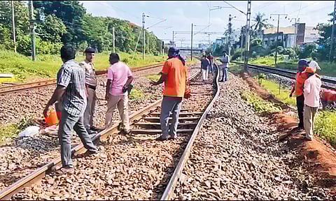 கிண்டி ரெயில் நிலையம் அருகே தண்டவாளம் வளைந்ததால் ஒரு மணி நேரம் மின்சார ரெயில் சேவை பாதிப்பு