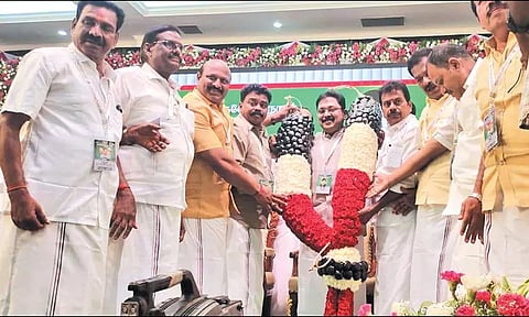 'எடப்பாடி பழனிசாமியிடம் ஒரு போதும் அடைக்கலம் ஆகமாட்டேன்' பொதுக்குழு கூட்டத்தில் டி.டி.வி.தினகரன் பேச்சு