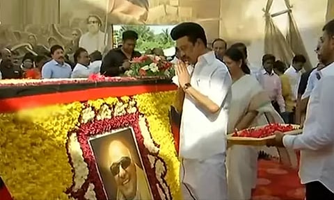 5-ம் ஆண்டு நினைவு தினம்: கருணாநிதி நினைவிடத்தில் முதல்-அமைச்சர் மு.க.ஸ்டாலின் மரியாதை..!