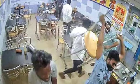 வண்ணாரப்பேட்டையில் சாப்பிட்டதற்கு பணம் கேட்டதால் ஓட்டலை சூறையாடிய கும்பல்