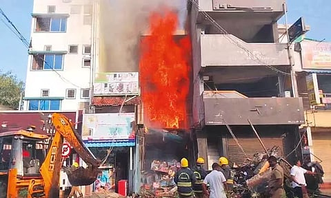 கேளம்பாக்கத்தில் துணி கடையில் பயங்கர தீ விபத்து