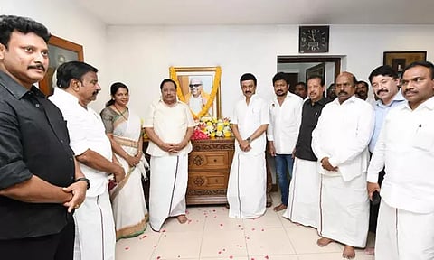 கருணாநிதி நினைவு தினம்; கோபாலபுரம் இல்லத்தில் முதல்-அமைச்சர் மு.க.ஸ்டாலின் மலர்தூவி மரியாதை