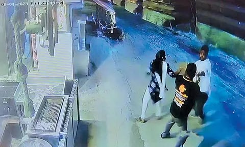 மாங்காடு அருகே ஓட்டல் உரிமையாளரை கல்லால் தாக்கிய கண்காணிப்பு கேமரா காட்சியால் பரபரப்பு