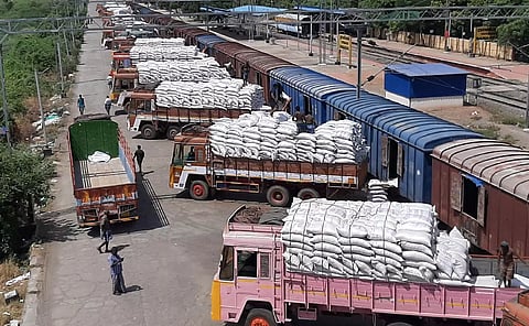 நாமக்கல்லுக்குசரக்கு ரெயிலில் 1,250 டன் கடுகு புண்ணாக்கு வந்தது