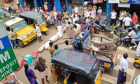 குப்பை மூட்டைகளை சாலையில் வைத்து பொதுமக்கள் மறியல்